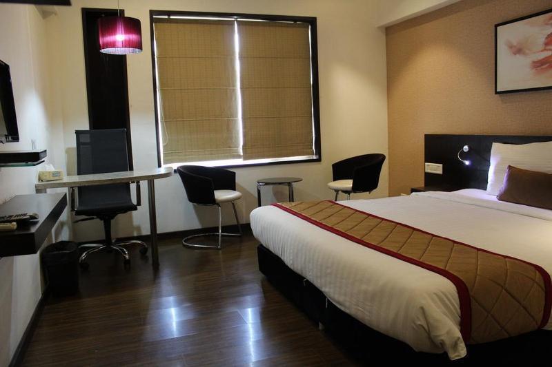 Hotel Siesta Hinjewadi Pune Exteriör bild